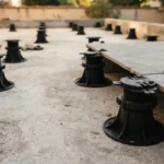 Terrasse sur plots réglables : pente, hauteur et charge admissible