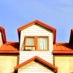 Démoussage de toiture : prix au m² et fréquence réellement utile